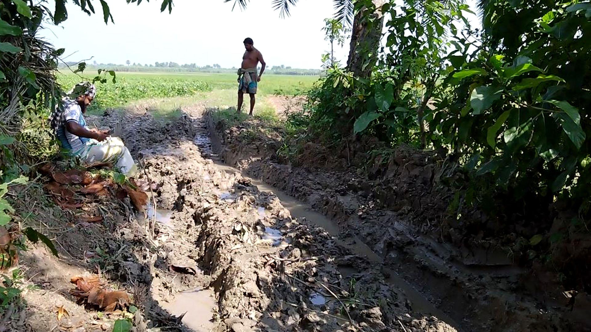 বর্ষায় কাদা, শুকনায় ধুলা, পাকা রাস্তার অপেক্ষায় কালীগঞ্জের ১০ গ্রামের মানুষ